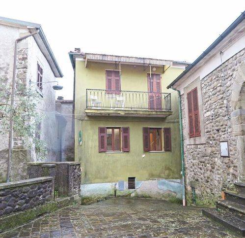casa indipendente in vendita a Fivizzano in zona Gassano