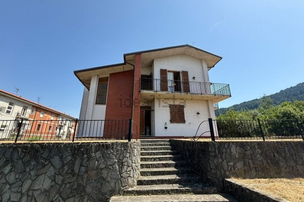 casa indipendente in vendita a Fivizzano in zona Cerignano