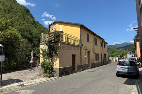 casa indipendente in vendita a Fivizzano in zona Posara