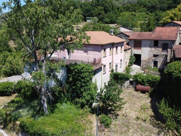 casa indipendente in vendita a Fivizzano in zona Magliano