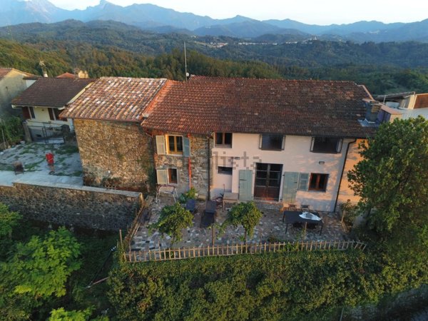 casa indipendente in vendita a Fivizzano in zona Collecchia