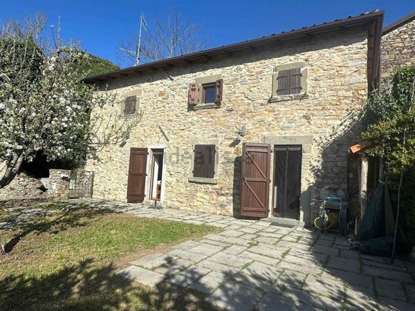 casa semindipendente in vendita a Fivizzano in zona Caugliano
