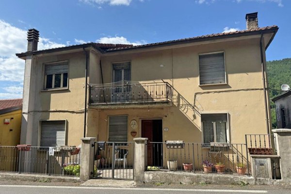 casa indipendente in vendita a Fivizzano in zona Verrucola