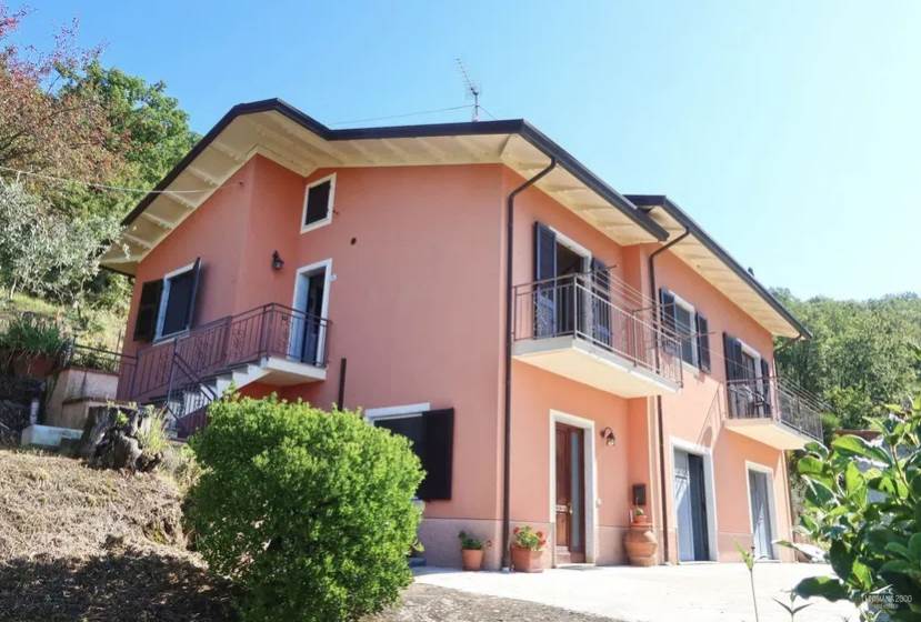 casa indipendente in vendita a Fivizzano in zona Agnino