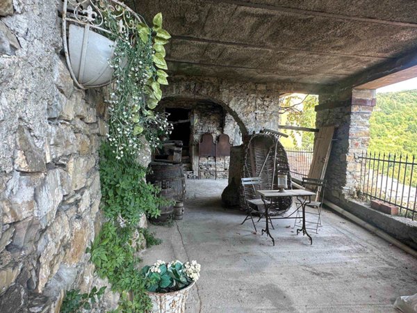 casa indipendente in vendita a Fivizzano in zona Agnino