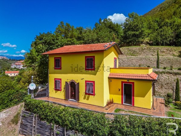 casa indipendente in vendita a Fivizzano in zona Verrucola