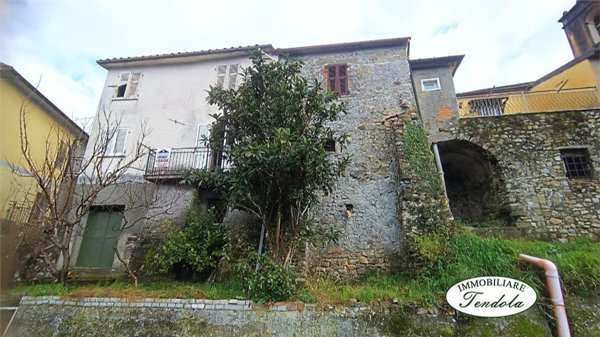 casa indipendente in vendita a Fivizzano in zona Collecchia