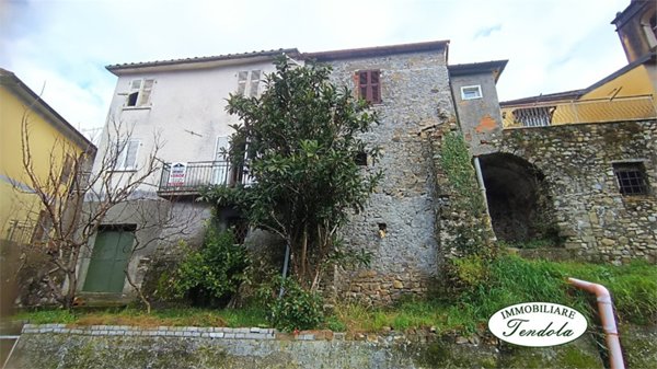 casa indipendente in vendita a Fivizzano in zona Collecchia