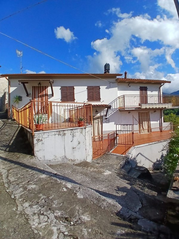 casa indipendente in vendita a Fivizzano
