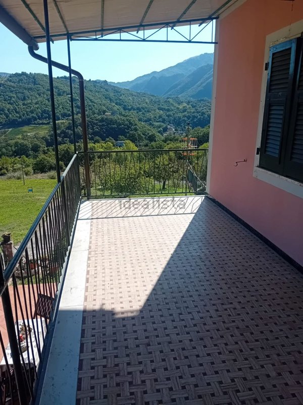 casa indipendente in vendita a Fivizzano in zona Cortila