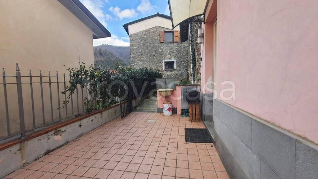casa indipendente in vendita a Fosdinovo in zona Caprognano