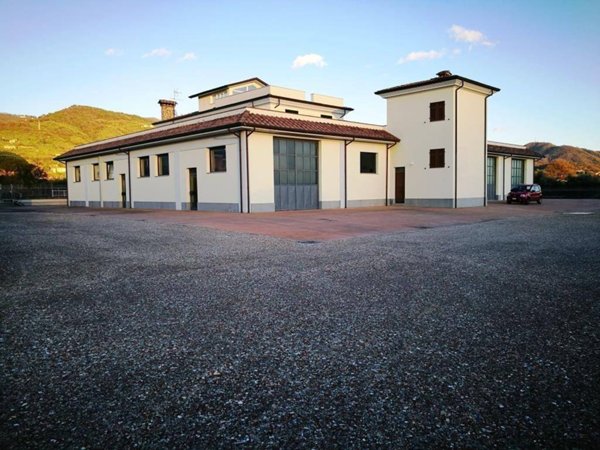 locale commerciale in vendita a Fosdinovo