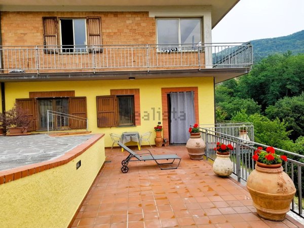 appartamento in vendita a Fosdinovo in zona Caprognano