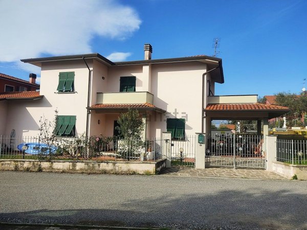 pentavano in vendita a Fosdinovo in zona Caniparola