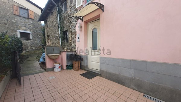 appartamento in vendita a Fosdinovo in zona Caprognano