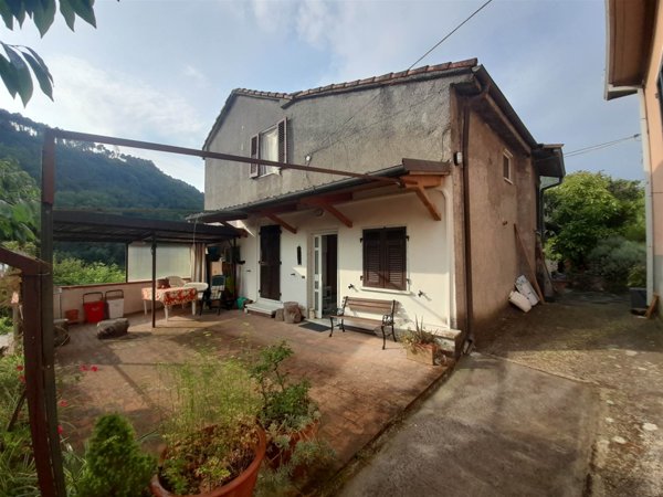 appartamento in vendita a Fosdinovo in zona Giucano