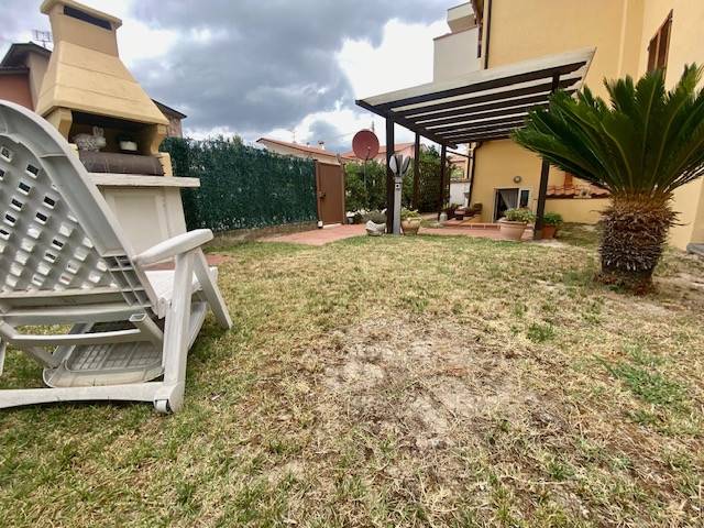 appartamento in vendita a Fosdinovo in zona Caniparola