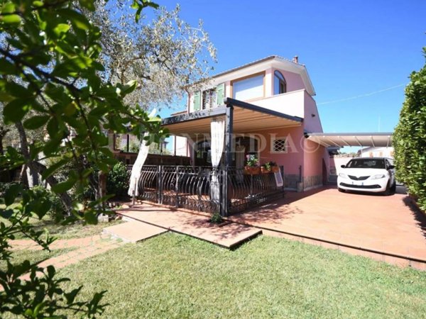casa indipendente in vendita a Fosdinovo in zona Caniparola