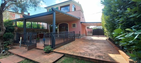 casa indipendente in vendita a Fosdinovo in zona Caniparola