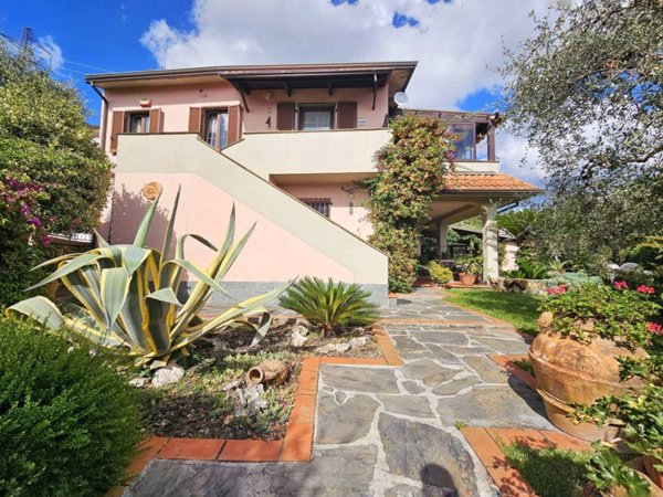 casa indipendente in vendita a Fosdinovo in zona Caprognano