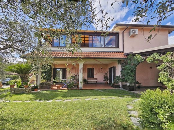 casa indipendente in vendita a Fosdinovo in zona Caprognano
