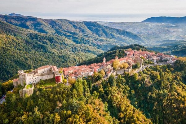 appartamento in vendita a Fosdinovo in zona Giucano