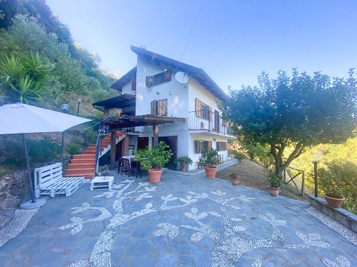 casa indipendente in vendita a Fosdinovo in zona Caprognano