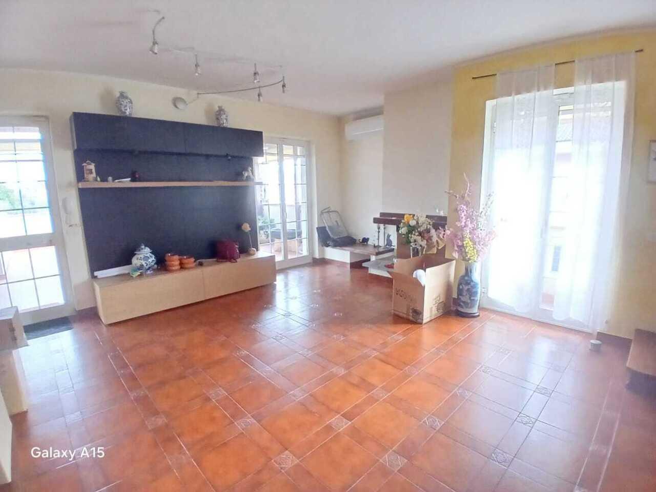 esavano in vendita a Fosdinovo in zona Caniparola