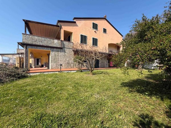 appartamento in vendita a Fosdinovo in zona Caniparola