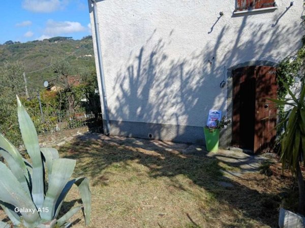 casa indipendente in vendita a Fosdinovo in zona Caprognano