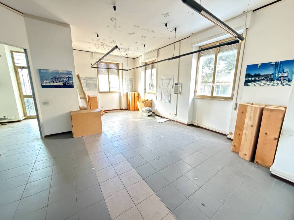 negozio in vendita a Fosdinovo in zona Caniparola