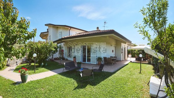 casa semindipendente in vendita a Fosdinovo in zona Caniparola
