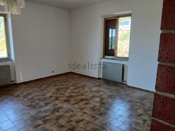 appartamento in vendita a Fosdinovo in zona Caprognano