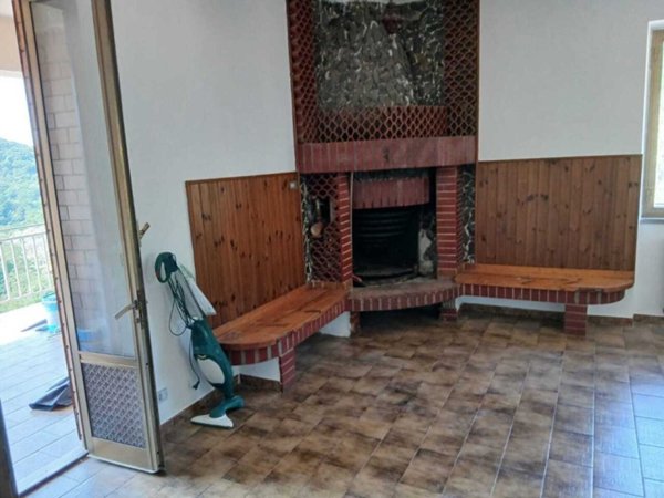 appartamento in vendita a Fosdinovo in zona Caprognano
