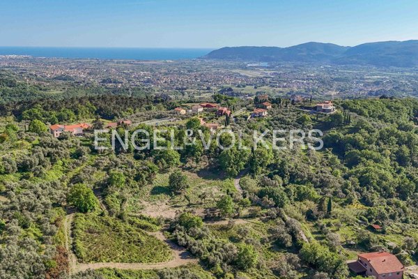 terreno in vendita a Fosdinovo in zona Caprognano