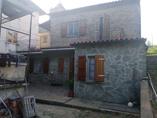 intera palazzina in vendita a Licciana Nardi
