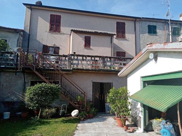 casa indipendente in vendita a Licciana Nardi in zona Terrarossa