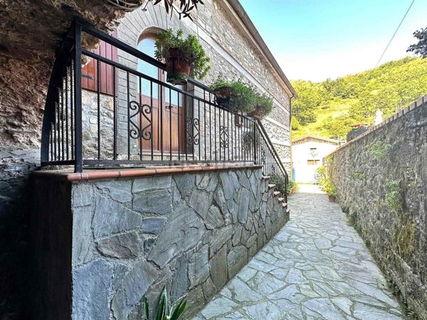 casa indipendente in vendita a Licciana Nardi in zona Tavernelle