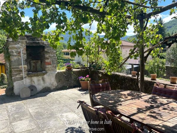 casa indipendente in vendita a Licciana Nardi in zona Tavernelle