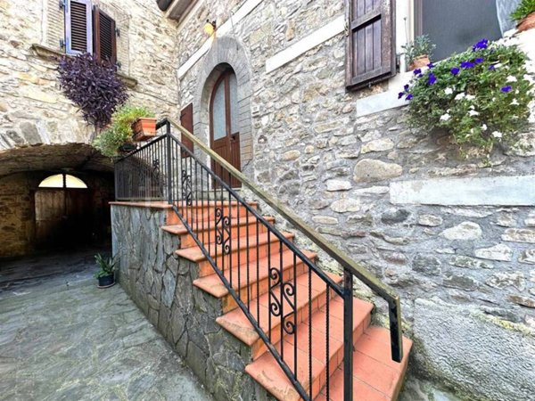 casa indipendente in vendita a Licciana Nardi