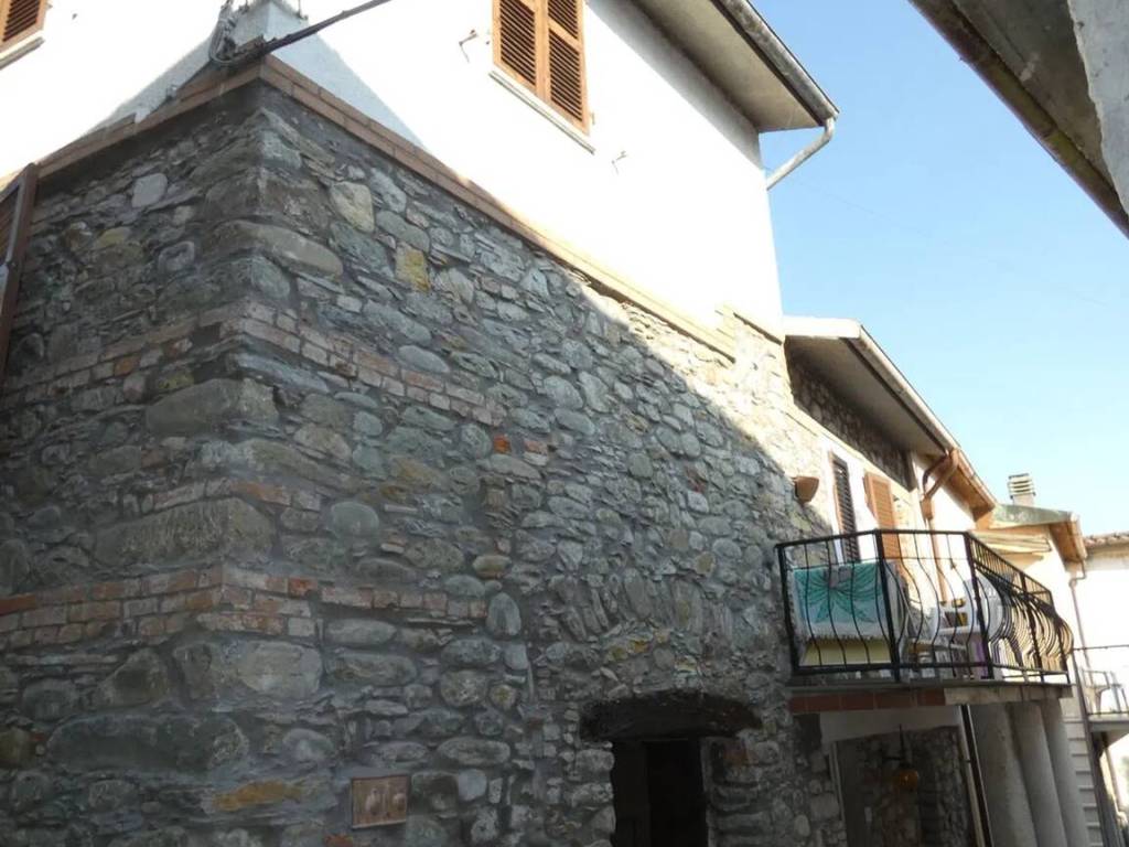 casa indipendente in vendita a Licciana Nardi in zona Monti