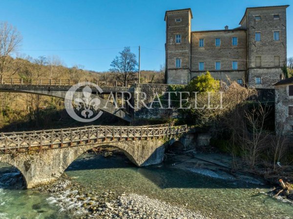 intera palazzina in vendita a Licciana Nardi