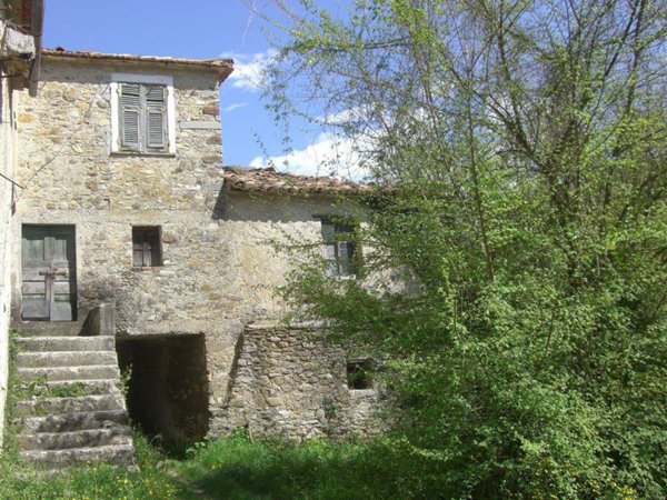 casa semindipendente in vendita a Licciana Nardi in zona Amola