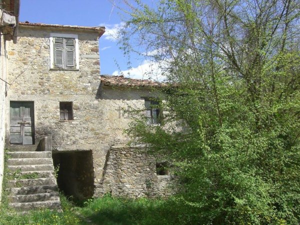 casa semindipendente in vendita a Licciana Nardi in zona Amola