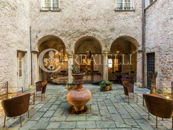 intera palazzina in vendita a Licciana Nardi