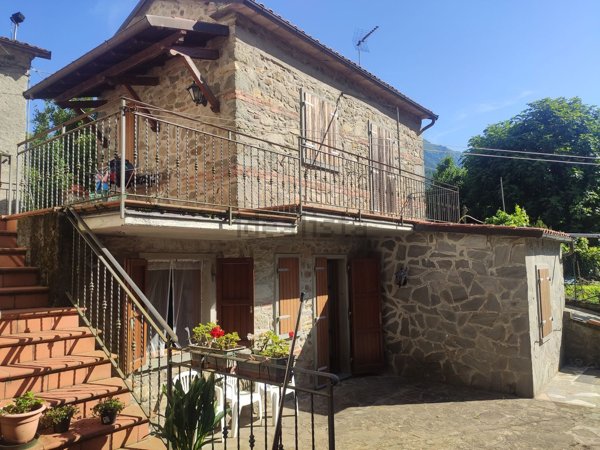 casa indipendente in vendita a Licciana Nardi in zona Tavernelle