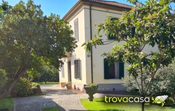 casa indipendente in vendita a Massa in zona Marina di Massa