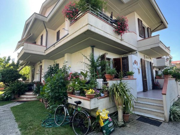 casa indipendente in vendita a Massa in zona Marina di Massa