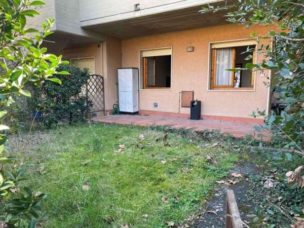 appartamento in vendita a Massa in zona Marina dei Ronchi