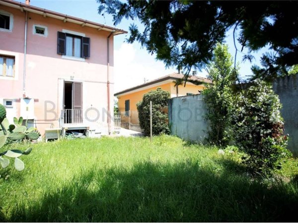 casa indipendente in vendita a Massa in zona Marina di Massa